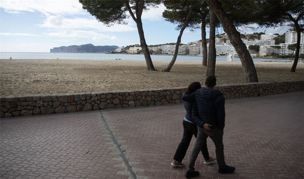 Menschen spazieren in Santa Ponça am Meer entlang (Symbolbild).