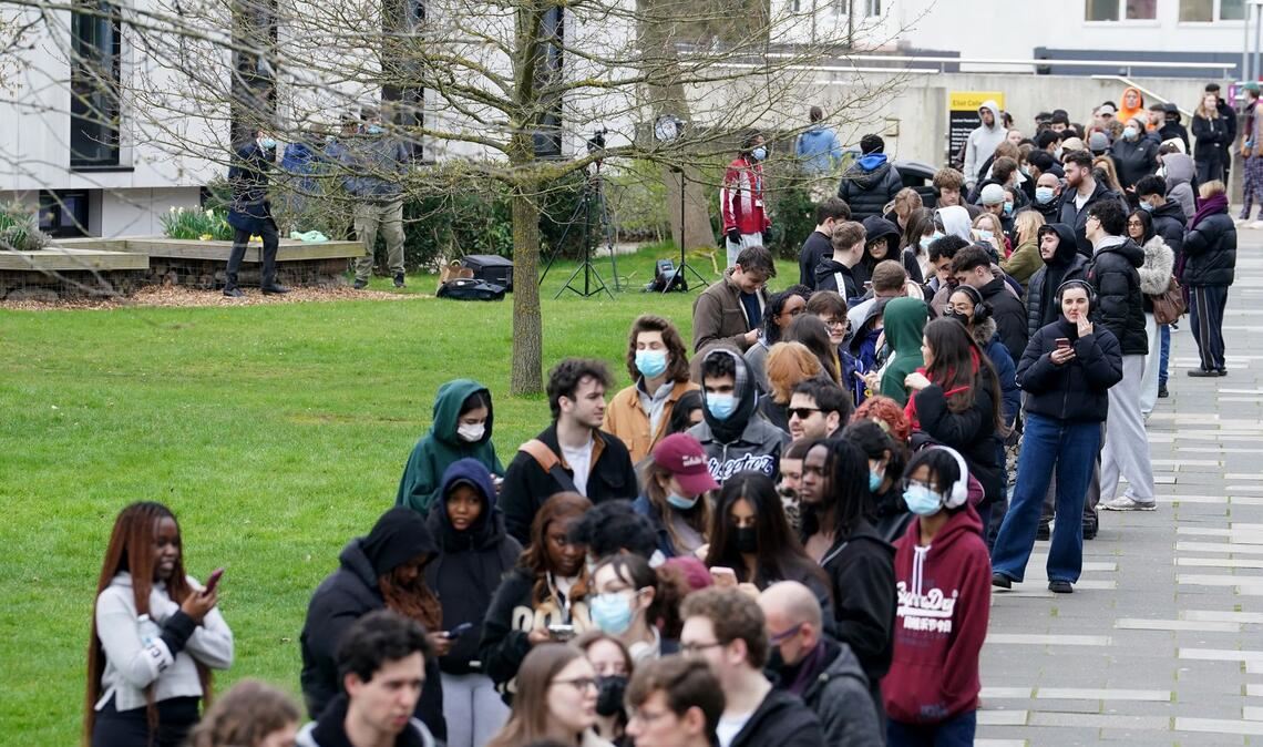 Menschen stehen an, um vorsorglich Antibiotika zu erhalten.