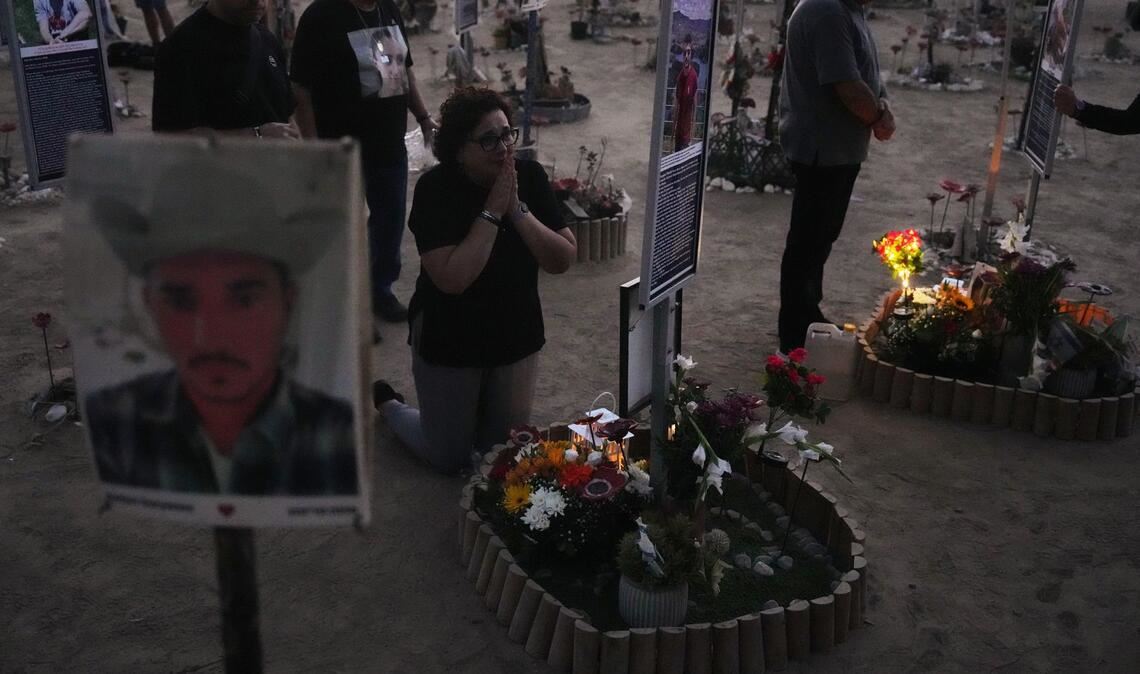 Menschen trauern am Jahrestag am Ort des Nova-Musikfestivals. Die terroristische Hamas hatte das Fest angegriffen, Hunderte Menschen getötet und viele weitere in den Gazastreifen verschleppt.