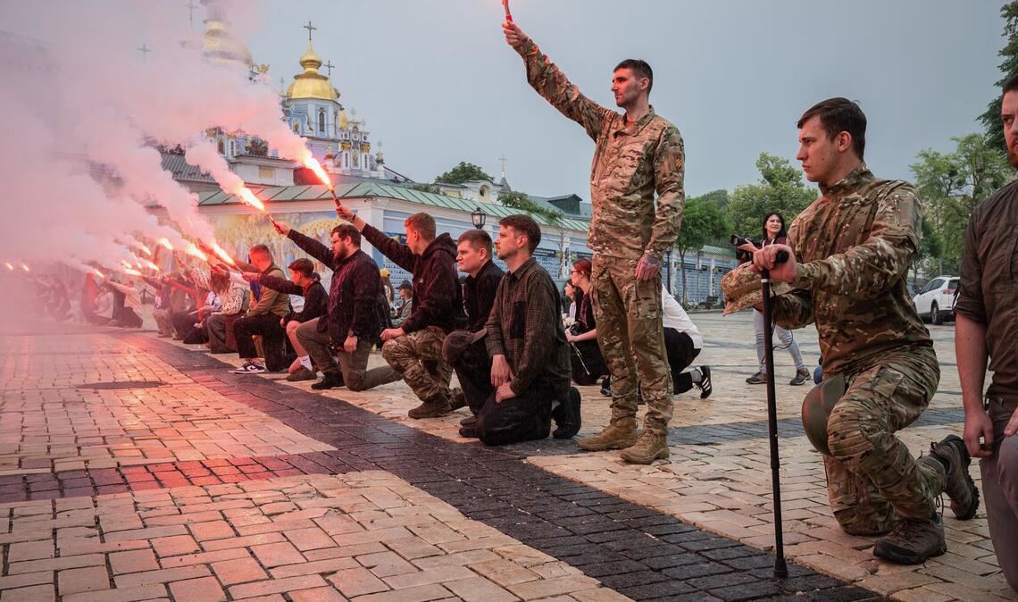 Menschen zünden Fackeln während der Beerdigungszeremonie für einen gefallenen ukrainischen Soldaten in Kiew.