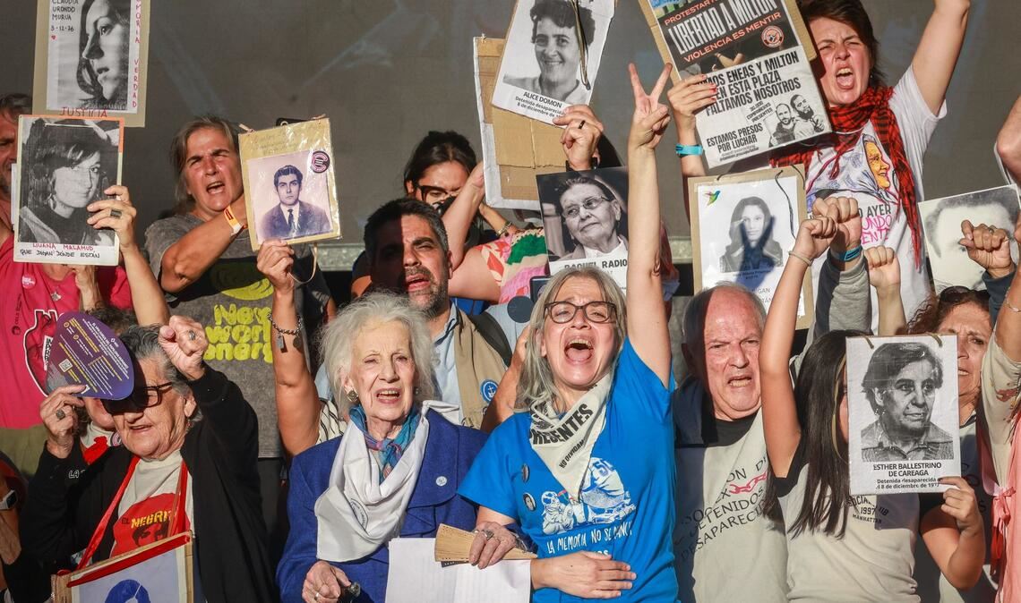 Menschenrechtsorganisationen nehmen an einer Kundgebung zum 50. Jahrestag des zivil-militärischen Staatsstreichs in Argentinien teil.