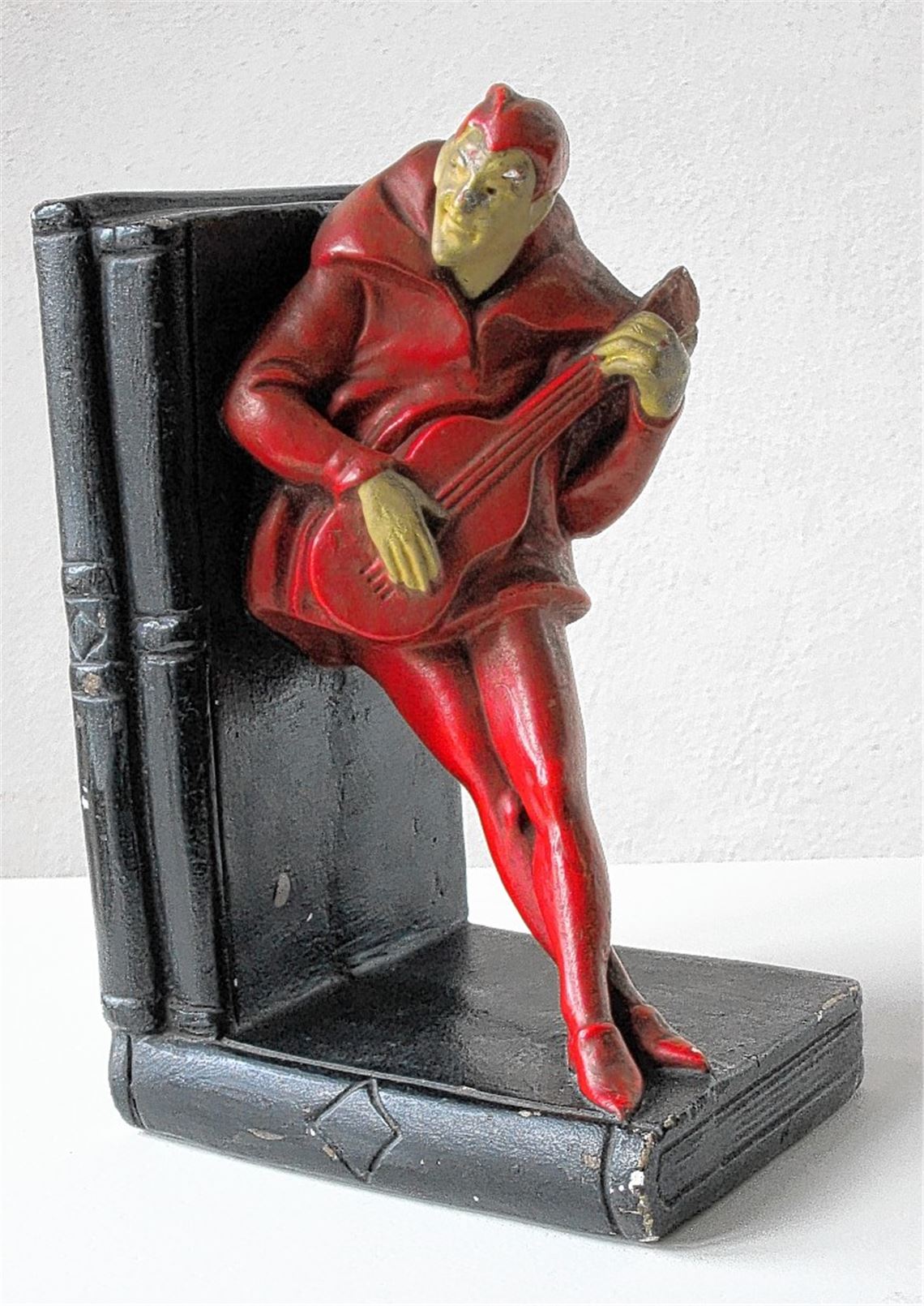 Mephisto als Buchstütze.Foto: p