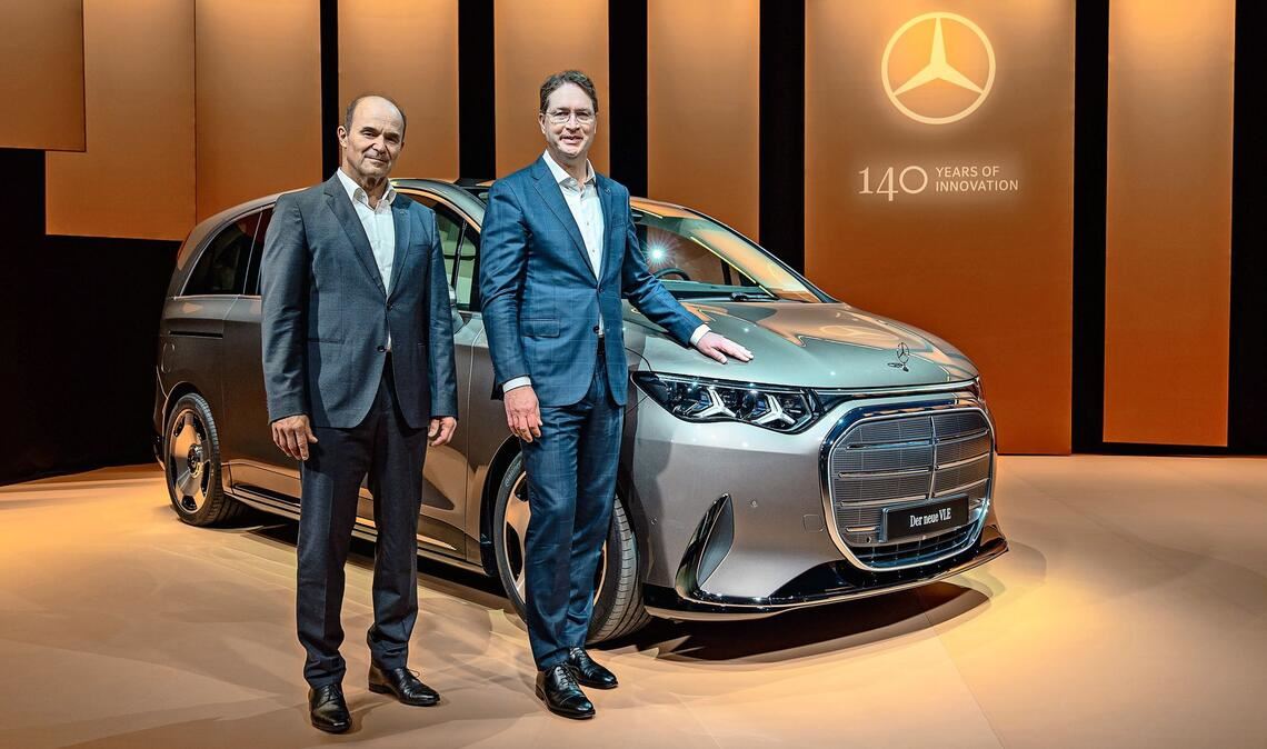 Mercedes-Aufsichtsratschef Martin Brudermüller (links) und der Vorstandsvorsitzende Ola Källenius mit der neuen elektrischen Grand Limousine VLE.