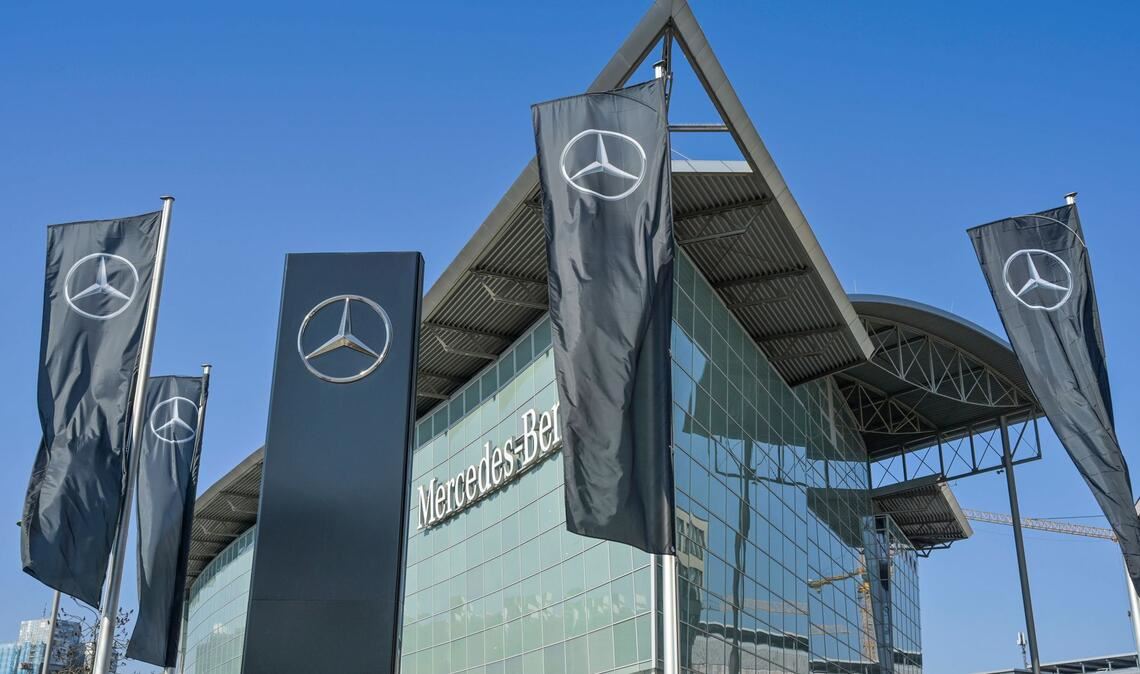 Mercedes-Benz verkauft seine prestigeträchtige Niederlassung in Berlin an einen internationalen Autohändler.