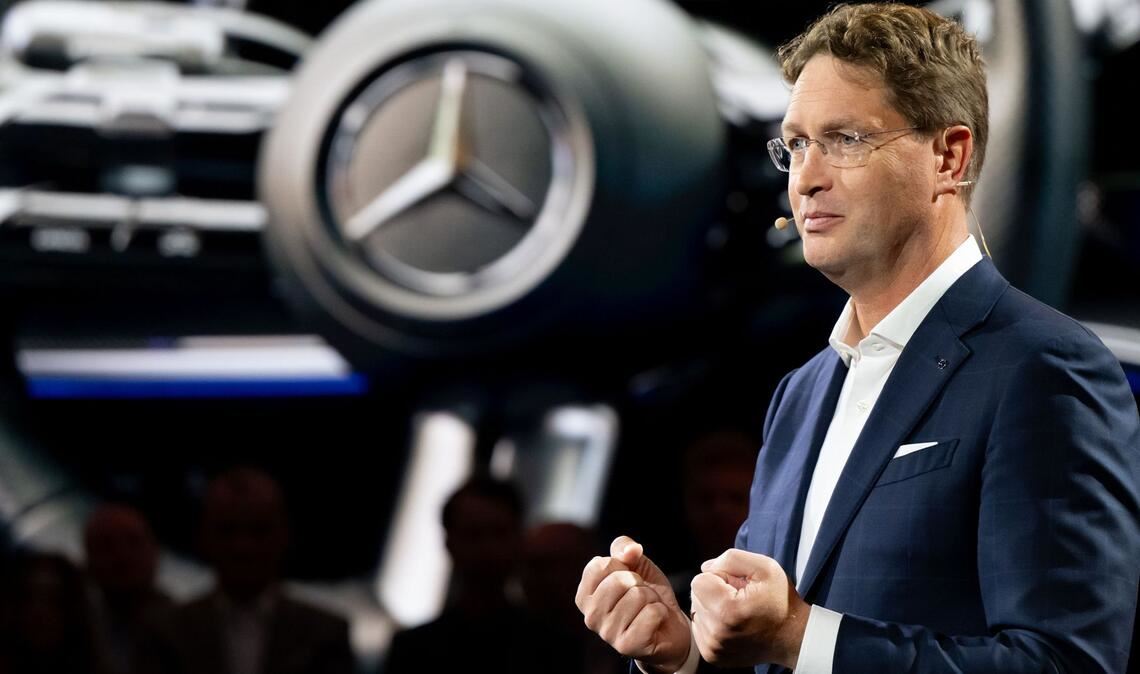 Mercedes-Chef Ola Källenius: sein  Unternehmen schüttet trotz Gewinneinbruch, Sparprogramm und Absatzrückgang 3,3 Milliarden Euro an Dividenden aus – für jede Aktie gibt es   3,50 Euro.