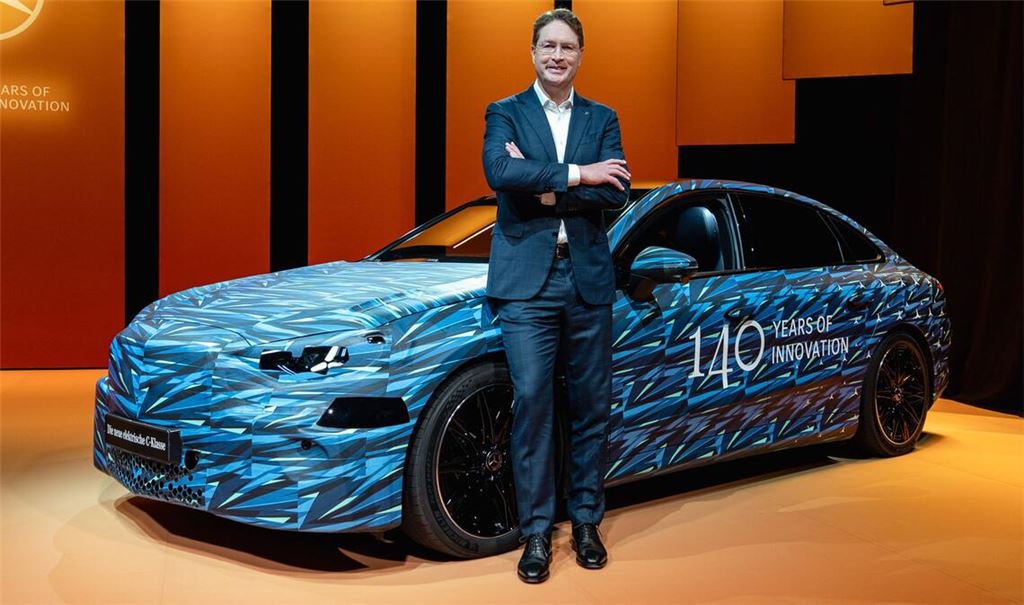 Mercedes-Chef Ola Källenius vor der noch getarnten C-Klasse. Er muss sich heute bei der Hauptversammlung den Fragen der Aktionäre stellen.