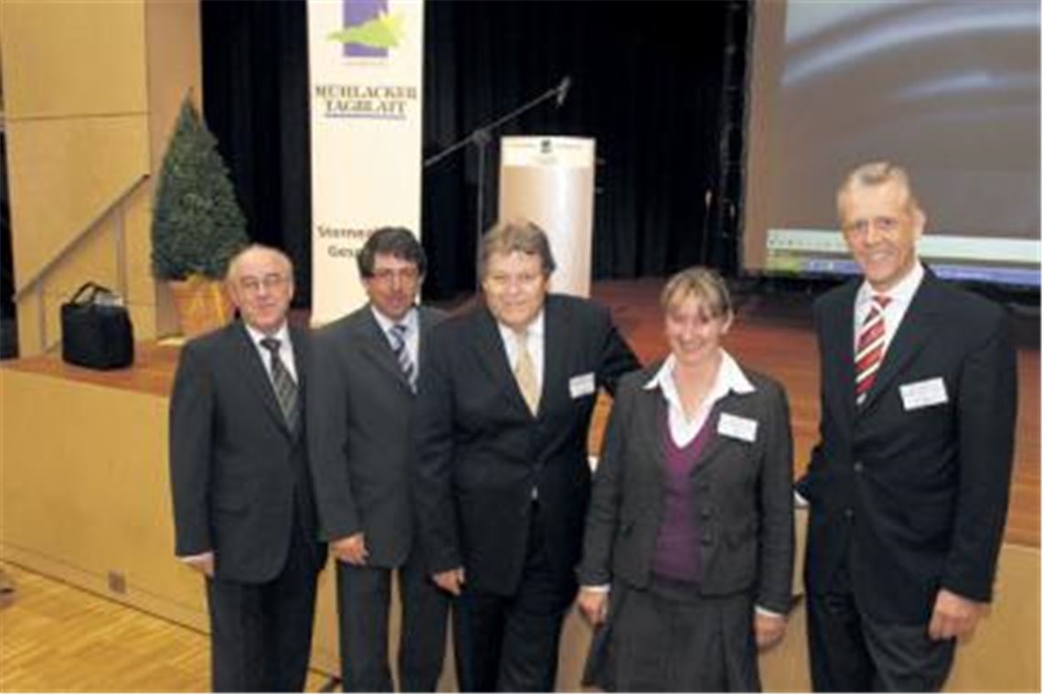 Mercedes Motorsport-Chef Norbert Haug (M.) mit den Initiatoren der Sternenfelser Gespräche. Bürgermeister a.D. Helmut Wagner (v.li.), Veranstalter Hans-Ulrich Wetzel, Geschäftsführer des Mühlacker Tagblatt, Bürgermeisterin Sigrid Hornauer von der Gemeinde Sternenfels als Mitveranstalter und der Moderator des Abends, Dr. Stephan Mohren, heißen den Gast willkommen.
Foto: Keller
