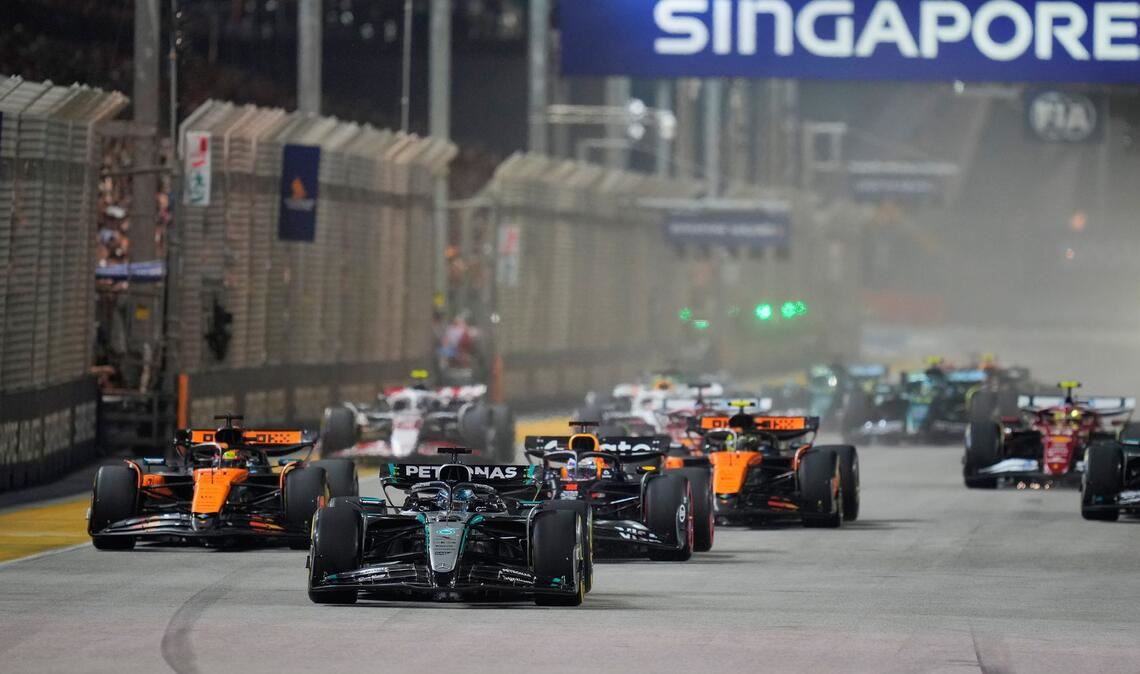 Mercedes-Pilot George Russell (M) verteidigte Platz eins am Start.