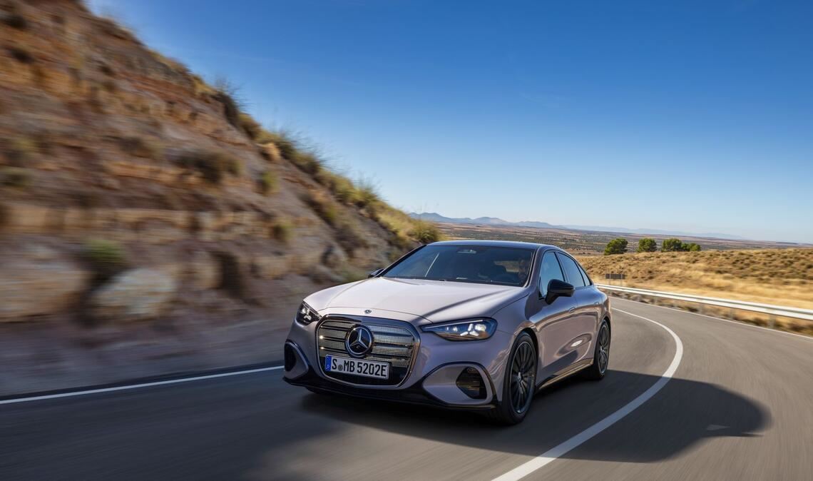 Mercedes fährt mit seiner  neuen C-Klasse vor.