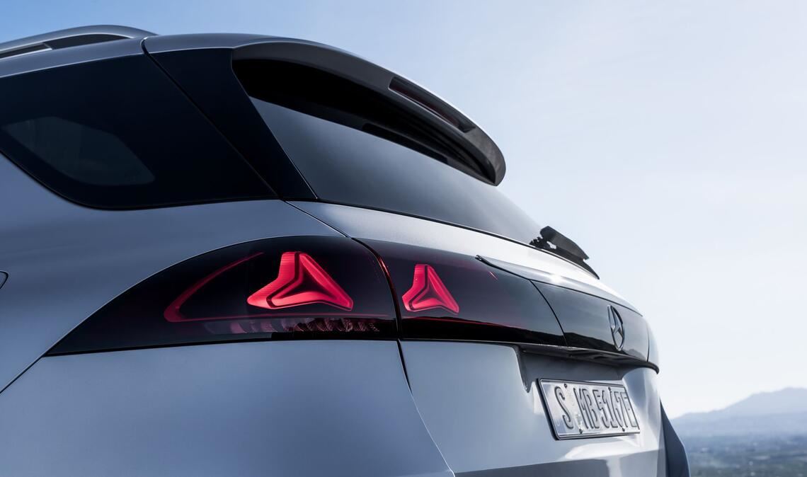 Mercedes hat unter anderem das Heck erneuert. Dort sind nun Sterne in den Rückleuchten zu sehen.