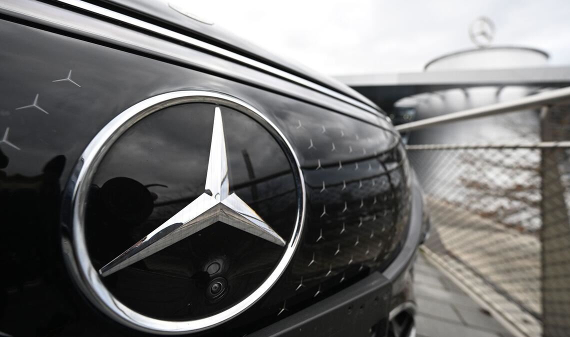 Mercedes treibt den Verkauf seiner Autohäuser voran. (Symbolbild)