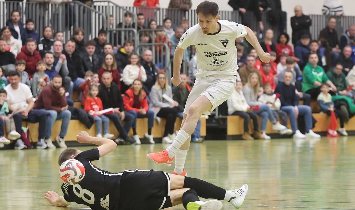 Mergim Derbishaj schießt den Ball über den Kölner Christoph Rüschenpöhler  – der Spieler des TSV Weilimdorf erzielte zwei Tore.