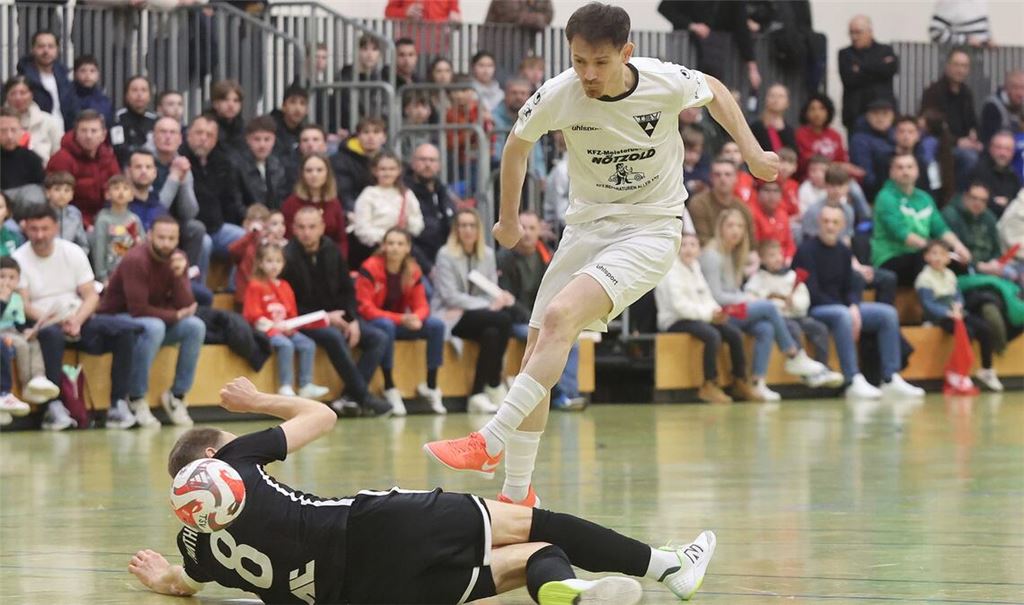 Mergim Derbishaj schießt den Ball über den Kölner Christoph Rüschenpöhler  – der Spieler des TSV Weilimdorf erzielte zwei Tore.