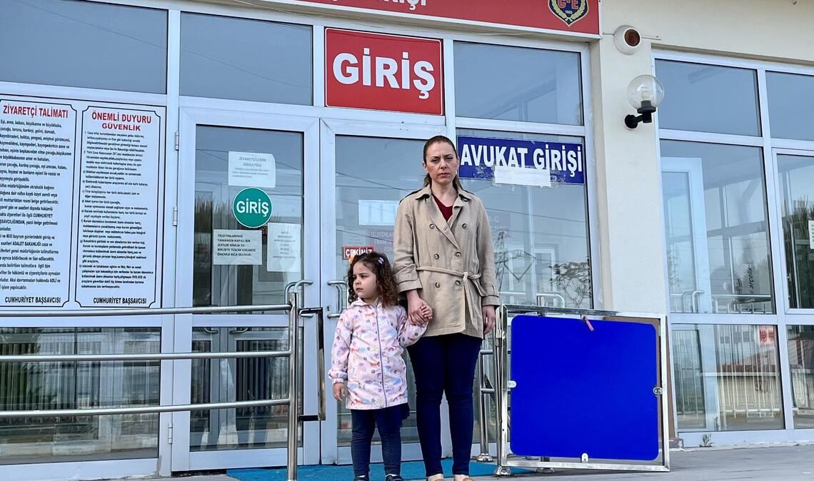 Meric Demir Kahraman mit ihrer Tochter Vera vor dem Besuchereingang des Hochsicherheitsgefängnis Silivri