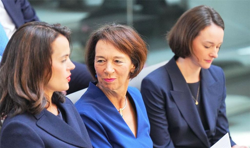 Merz-Gattin Charlotte mit ihren Töchtern im Bundestag.