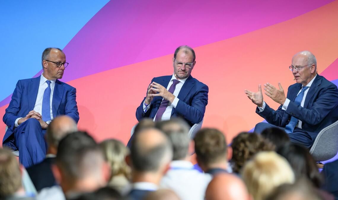 Merz diskutiert auf dem Wirtschaftsforum.