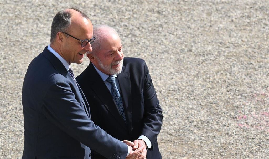 Merz empfing Lula mit militärischen Ehren vor dem Schloss.