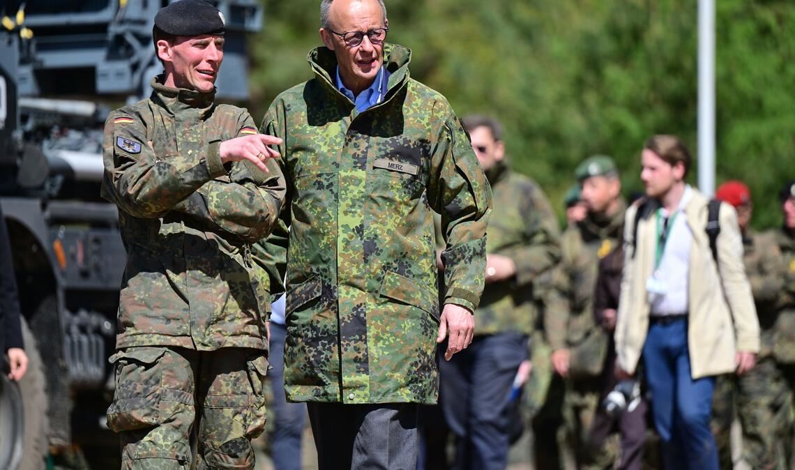 Merz (r) lässt sich vom Inspekteur des Heeres, Generalleutnant Christian Freuding, informieren.