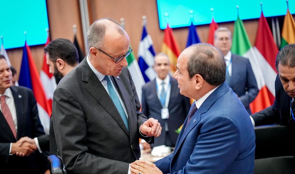 Merz und die anderen EU-Spitzen trafen sich in Zypern auch mit Spitzenvertretern aus der Nachbarschaft des Irans - hier schüttelt der Bundeskanzler Ägyptens Präsident Abdel Fattah al-Sisi die Hand.