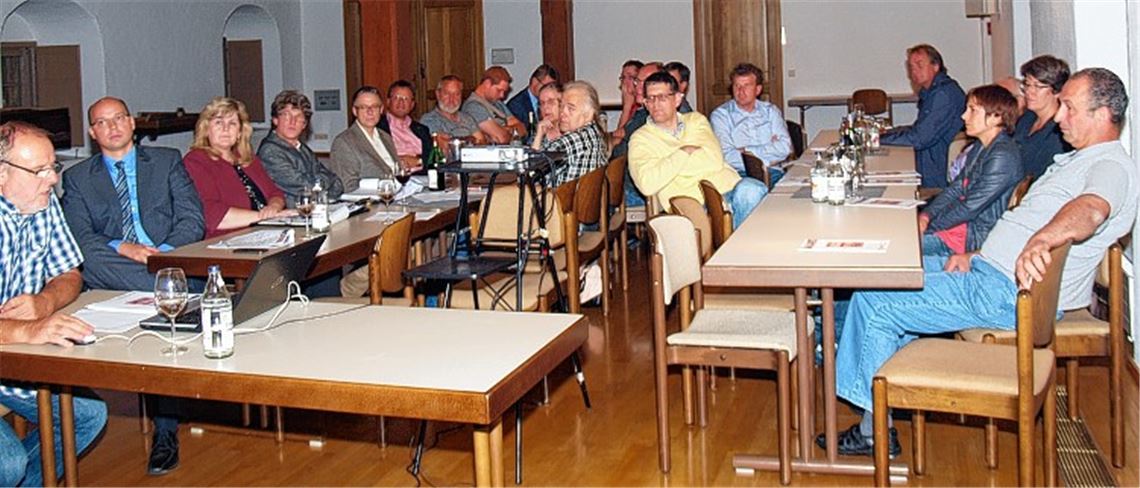 Messemacher Walter Koltes (li.) führt Vertretern von Industrie, Dienstleistung und Gewerbe die Vorteile der für 2015 geplanten Knittlinger Leistungsschau vor Augen.