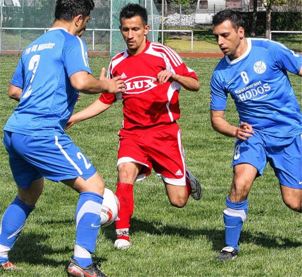 Mesut Adibelli (Mitte) führt Regie im Maulbronner Mittelfeld. Hier beschäftigt er Ferdi Öztürk (li.) und Vitor de Souza von 08 Mühlacker.  Foto: Eigner