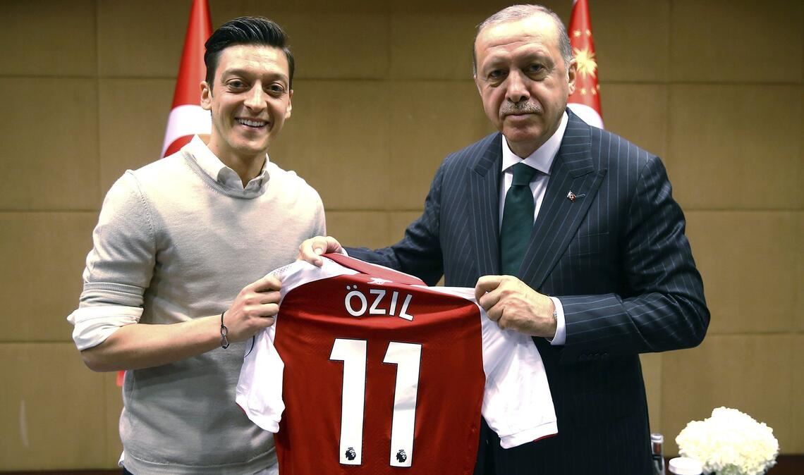 Mesut Özil ließ sich in der Vergangenheit bereits mehrmals mit Recep Tayyip Erdogan ablichten. (Archivbild)