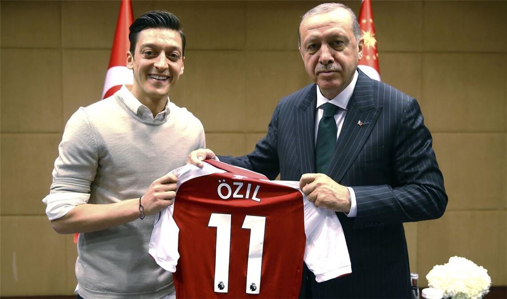 Mesut Özil ließ sich in der Vergangenheit bereits mehrmals mit Recep Tayyip Erdogan ablichten. (Archivbild)