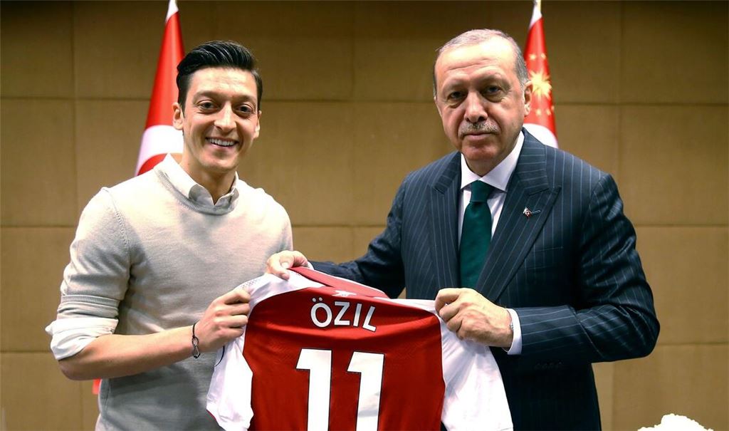 Mesut Özil und Recep Tayyip Erdogan am 14.05.2018. Der Fußballer hat erneut ein Foto mit dem wiedergewählten türkischen Präsidenten geteilt.