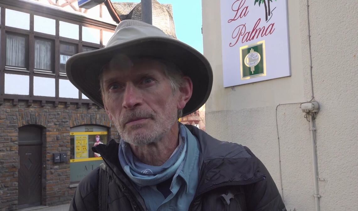 Meteoritenjäger Thierry Monter ist aus Frankreich zum Einschlagort in Koblenz angereist.