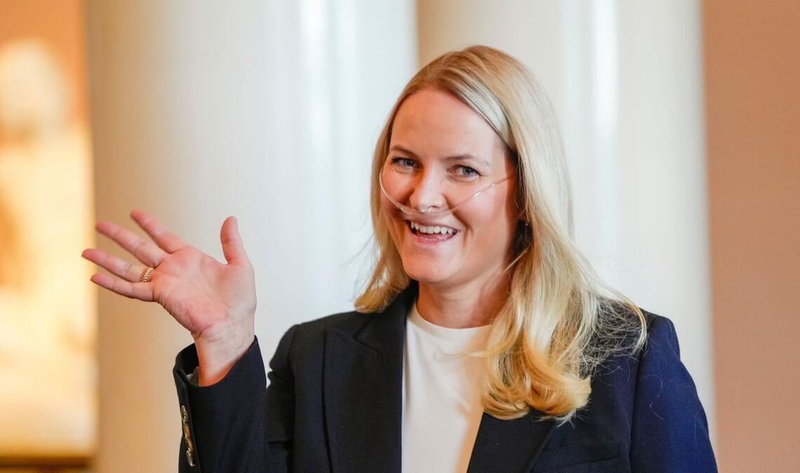 Mette-Marit trat jüngst aufgrund ihrer Krankheit kürzer, nun zeigte sie sich bei einem offiziellen Termin mit einer sogenannten Nasenbrille.