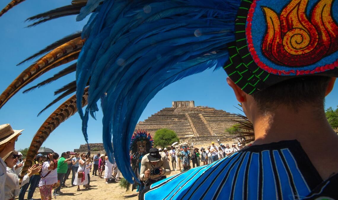 Mexiko: Wenn El Cerrito erwacht – Chichimeca-Tänzer zelebriert die Frühlings-Tagundnachtgleiche