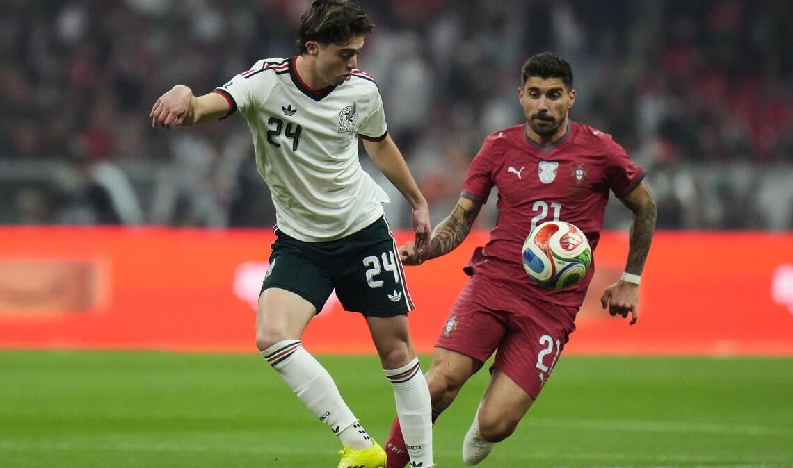 Mexikos Brian Gutierrez (l) und Portugals Ruben Neves konnten im Freundschaftsspiel ihrer Teams keine Tore bejubeln.