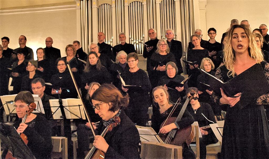 Mezzosopranistin Lena Maletic beeindruckt beim Konzert in der Winterkirche. Foto: Filitz