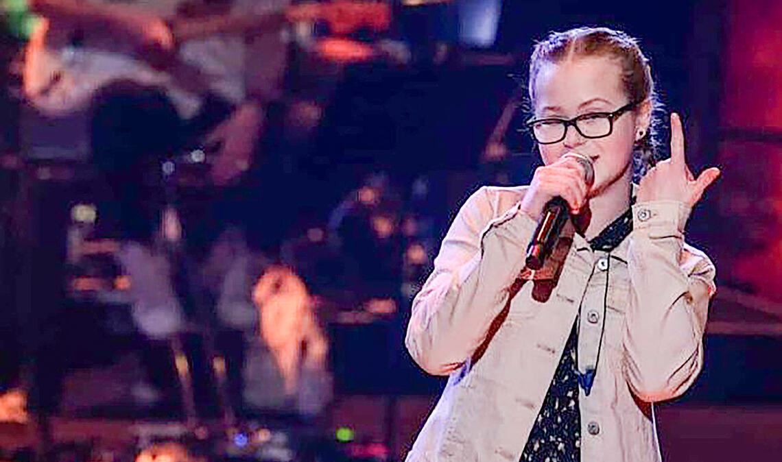 Mia Kühner aus Schmie bei den Voice Kids in Aktion. Fotos: The Voice Kids/Sat1, Archiv (2)