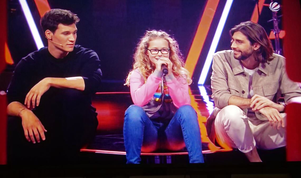 Mia Kühner aus Schmie hat den Auftritt souverän bewältigt und fühlt sich zwischen Wincent Weiss (li.) und Alvaro Soler richtig wohl. Foto: Friedrich