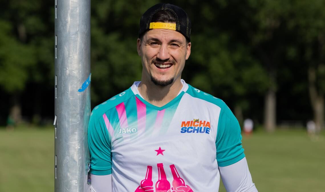 Micha Schue tritt im Bierkönig in seinem eigenen Trikot auf.