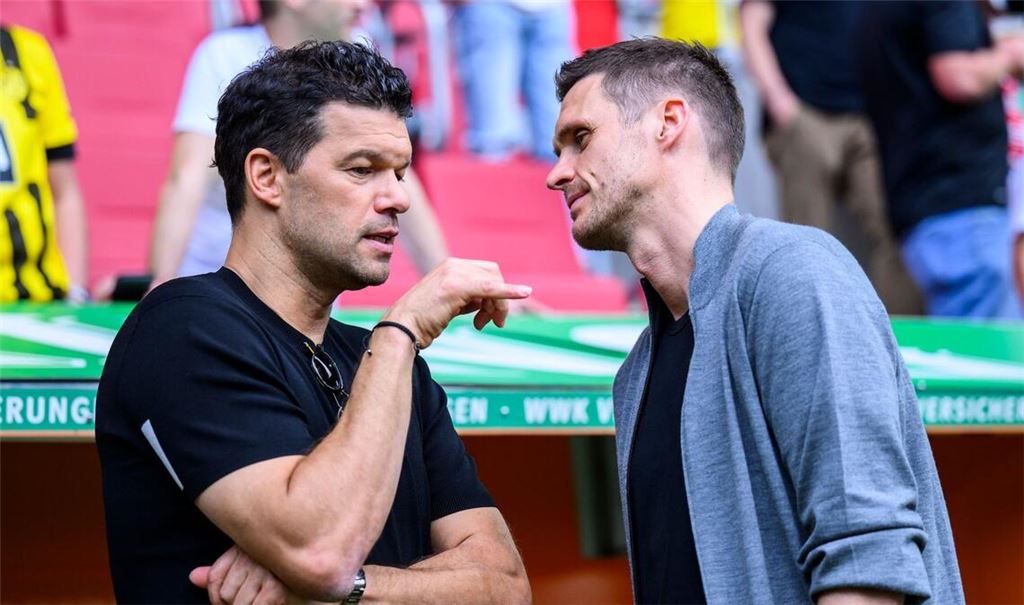 Michael Ballack (l) spricht mit BVB-Sportdirektor Sebastian Kehl.