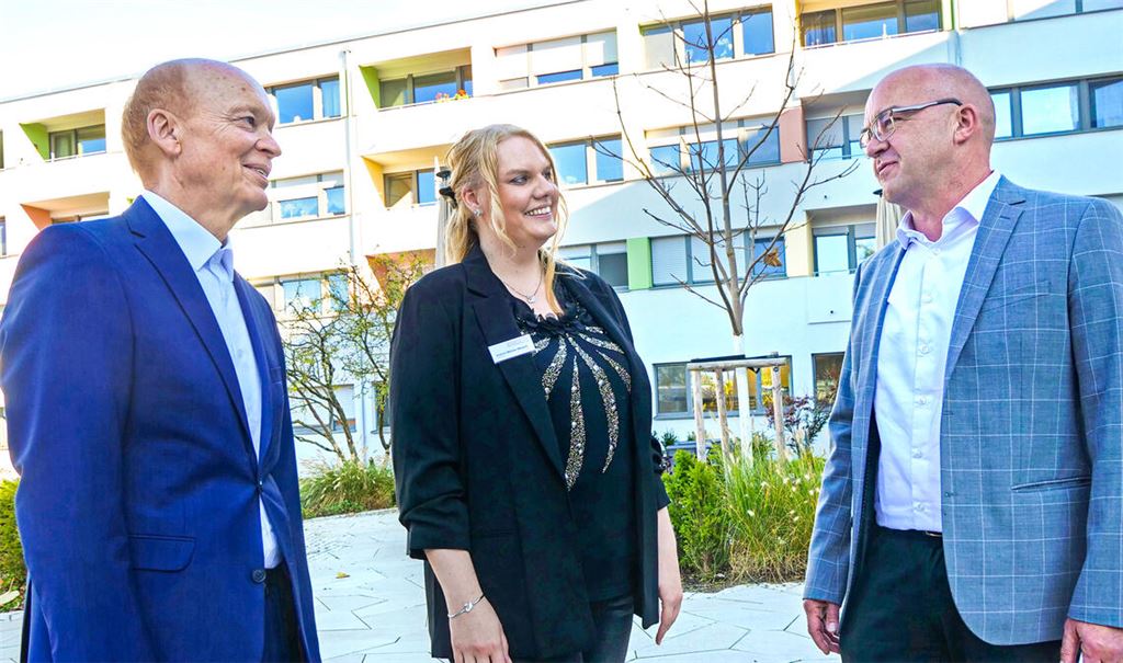Michael Blank, Katrin Müller-Mauch und Bürgermeister Uwe Engelsberger (v. li.) betonen zum Jubiläum die Bedeutung des Johanneshauses nicht nur als wirtschaftlicher Faktor, sondern vor allem auch als Ort der Begegnung und der Kultur. Fotos: Friedrich
