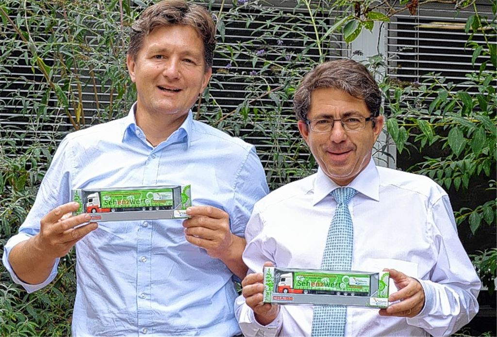 Michael Craiss, Geschäftsführer der Spedition Craiss, und Hans-Ulrich Wetzel, Verleger des Mühlacker Tagblatt, präsentieren das Sammlerstück.