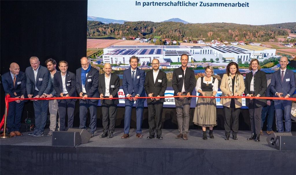Michael Craiss (Mitte) bei der Einweihung der neuen Hallen in Weiz. Foto: privat