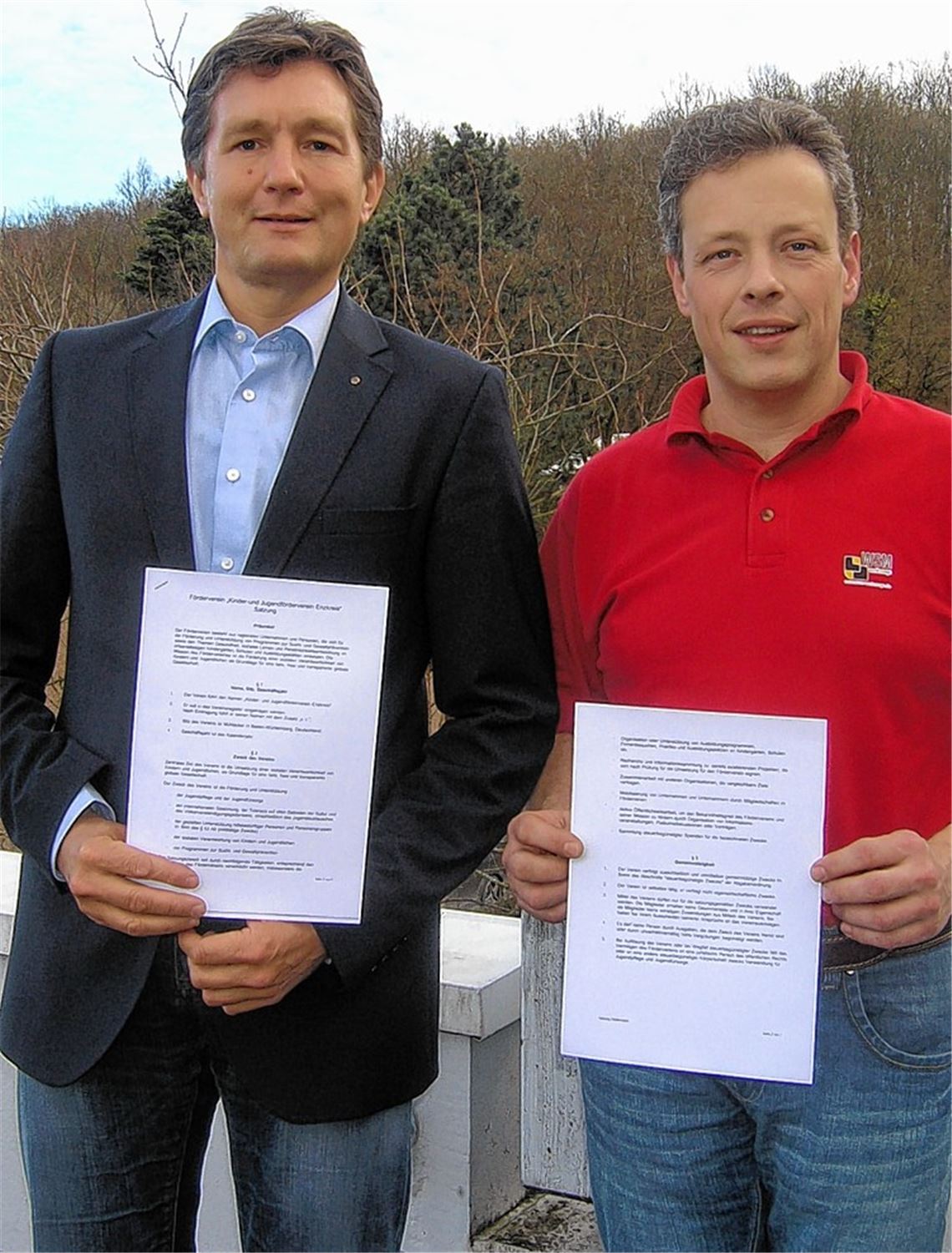 Michael Craiss (li.) und Jörg Schuler mit der Satzung des Vereins KiJu.