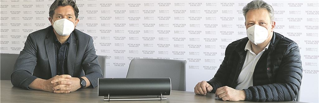 Michael Craiss und Jörg Schuler vom Verein KiJu stellen das Gerät vor. Foto: Willimek