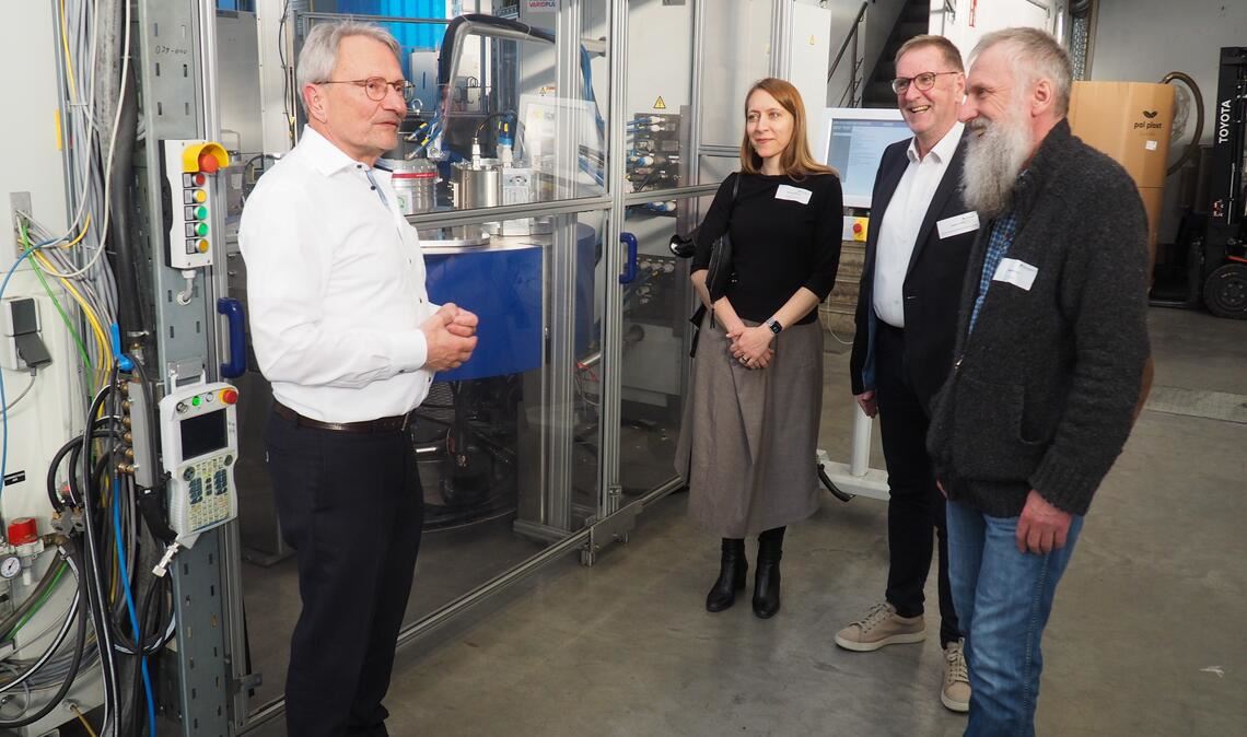Michael Däbritz (li.), Geschäftsführer der Firma Varioplast, erklärt bei einer Betriebsführung innovative Automatisierungslösungen und nachhaltige Produktionsprozesse. Foto: Müller