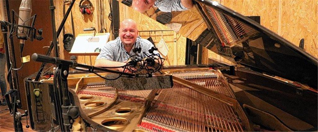 Ein Mann im Dialog mit dem Flügel