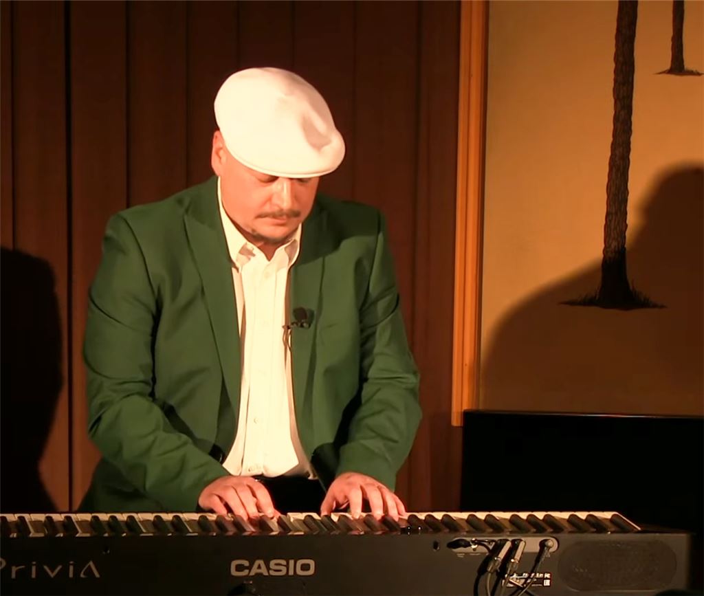 Michael Fiedler spielt live im Kino Scala für das Internetpublikum.Friedrich