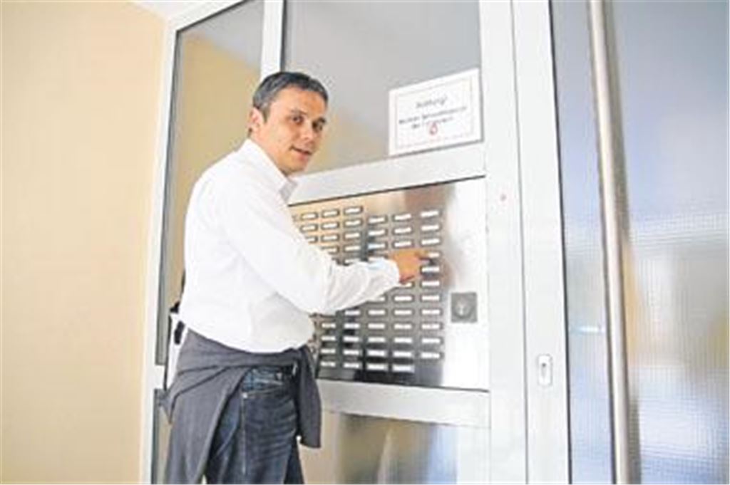 Michael Fink vom Landratsamt wird meist freundlich empfangen, wenn er die Daten für den aktuellen Zensus sammelt. Er hilft auch beim Ausfüllen der Fragebögen. Fotos: Disselhoff