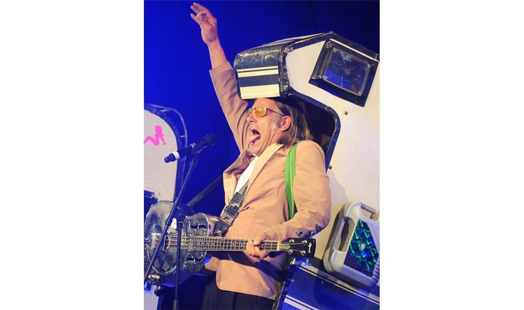 Michael Gaedt als singendes und Gitarre spielendes Wohnmobil 2015 beim Auftritt auf der Gartenschau.