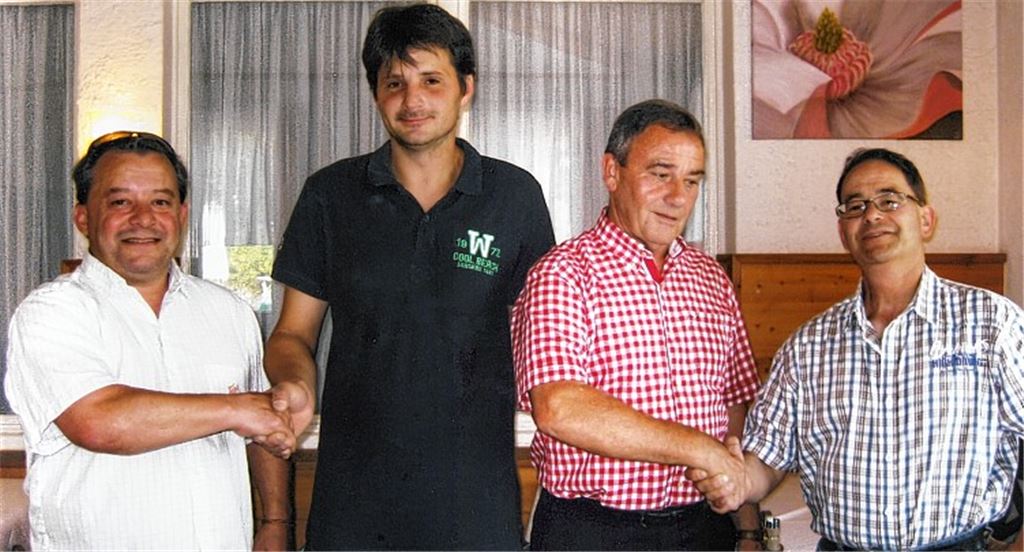 Michael Geißel (li.) und Klaus Geißel (re.) danken Markus Höfler (2.v.li.) und Christian Sczodrok für ihre Treue zur Firma. Foto: privat