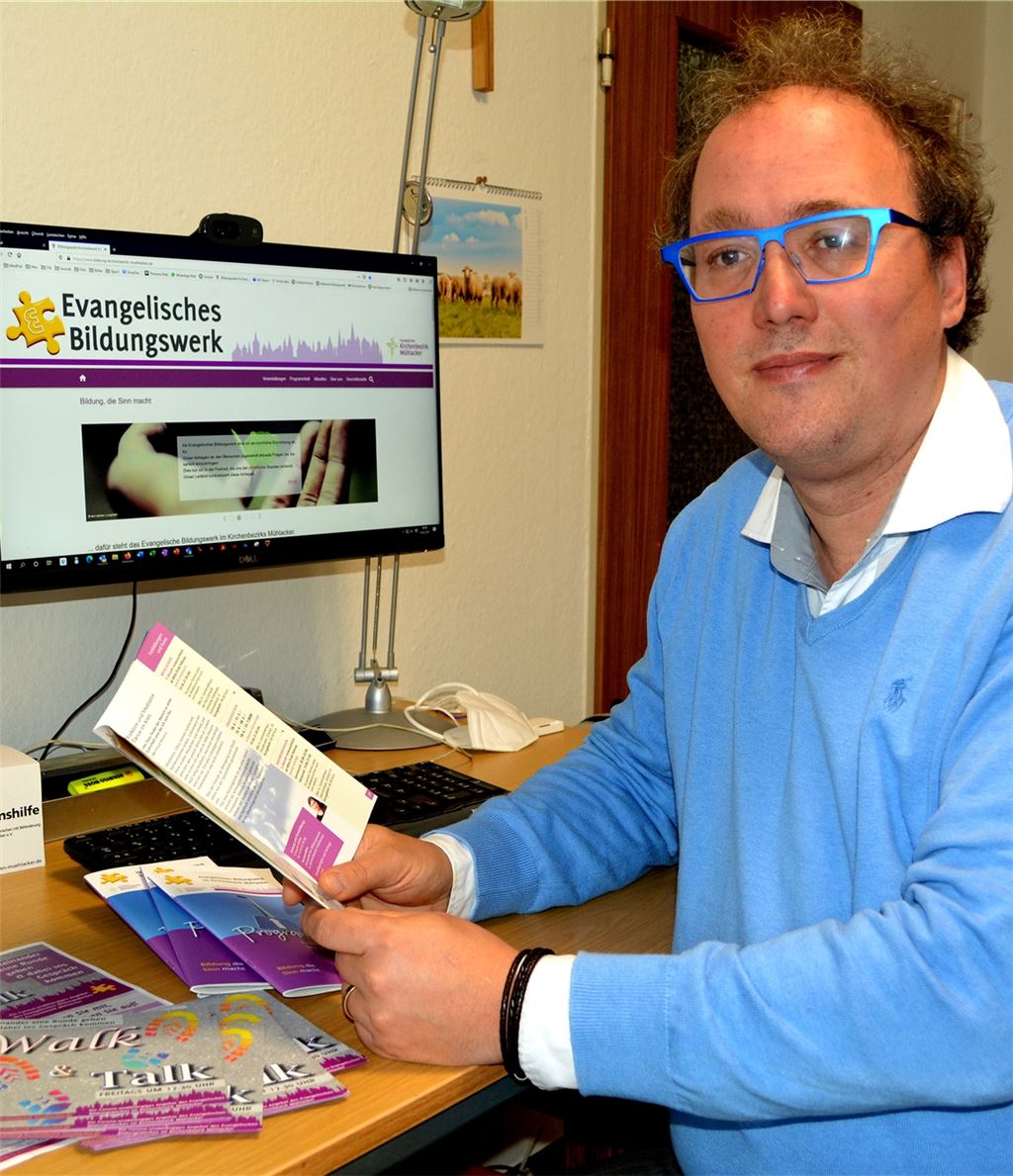 Michael Gutekunst weist auf Angebote des Evangelischen Bildungswerks hin. Foto: Stahlfeld