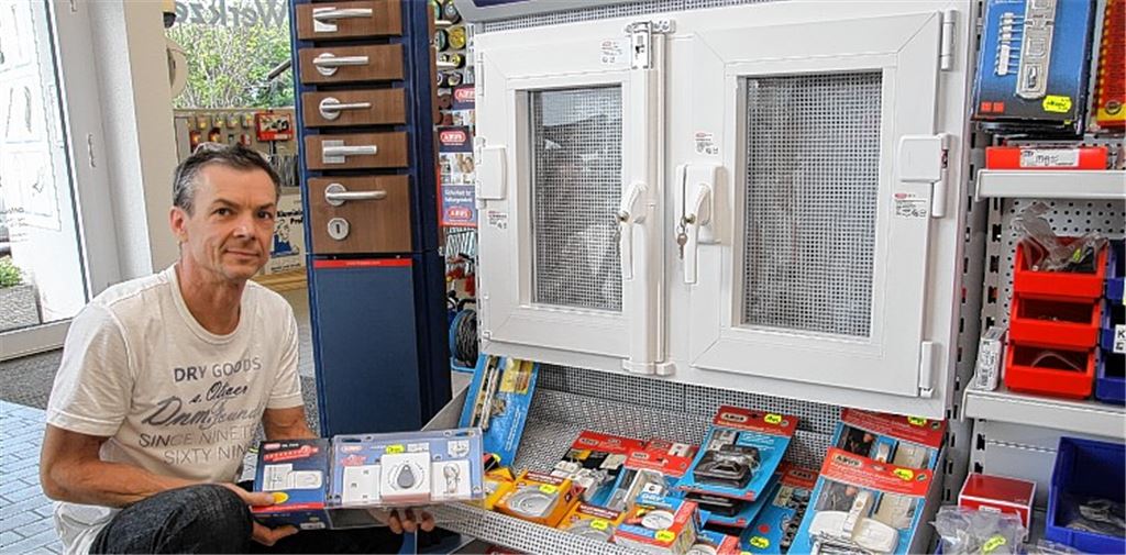 Michael Häcker, Geschäftsführer des Mühlacker Schlüsseldienstes Wilhelm Gössele, neben einem Demonstrationssicherheitsfenster. In der Hand hält er eine Sicherung fürs Gartentor. Foto: Sadler